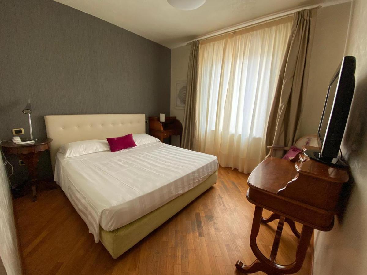 מרינה די פיאטרסנטה Hotel Joseph מראה חיצוני תמונה