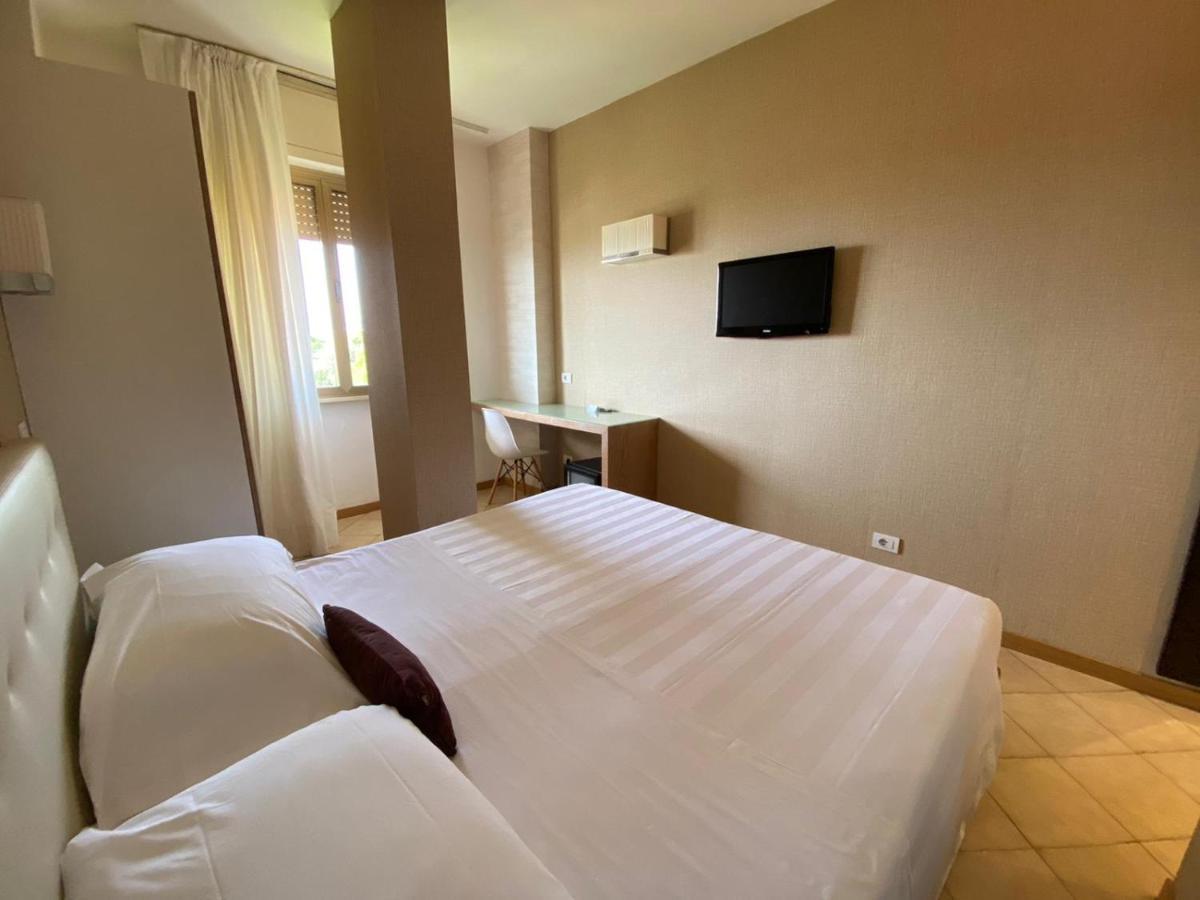 מרינה די פיאטרסנטה Hotel Joseph מראה חיצוני תמונה