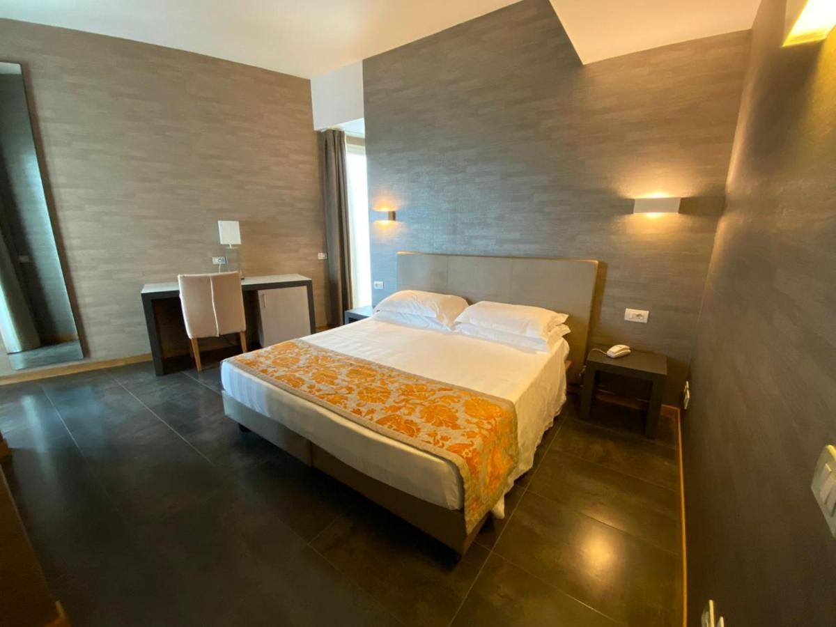 מרינה די פיאטרסנטה Hotel Joseph מראה חיצוני תמונה